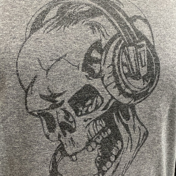 Hanes V-Neck Skull with Headphones Graphic Tshirt |Size Large - Picture 3 of 6